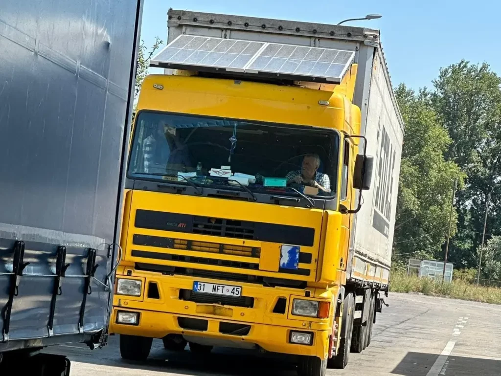 DAF 95 ATi с офисным кондиционером и солнечными панелями на крыше
