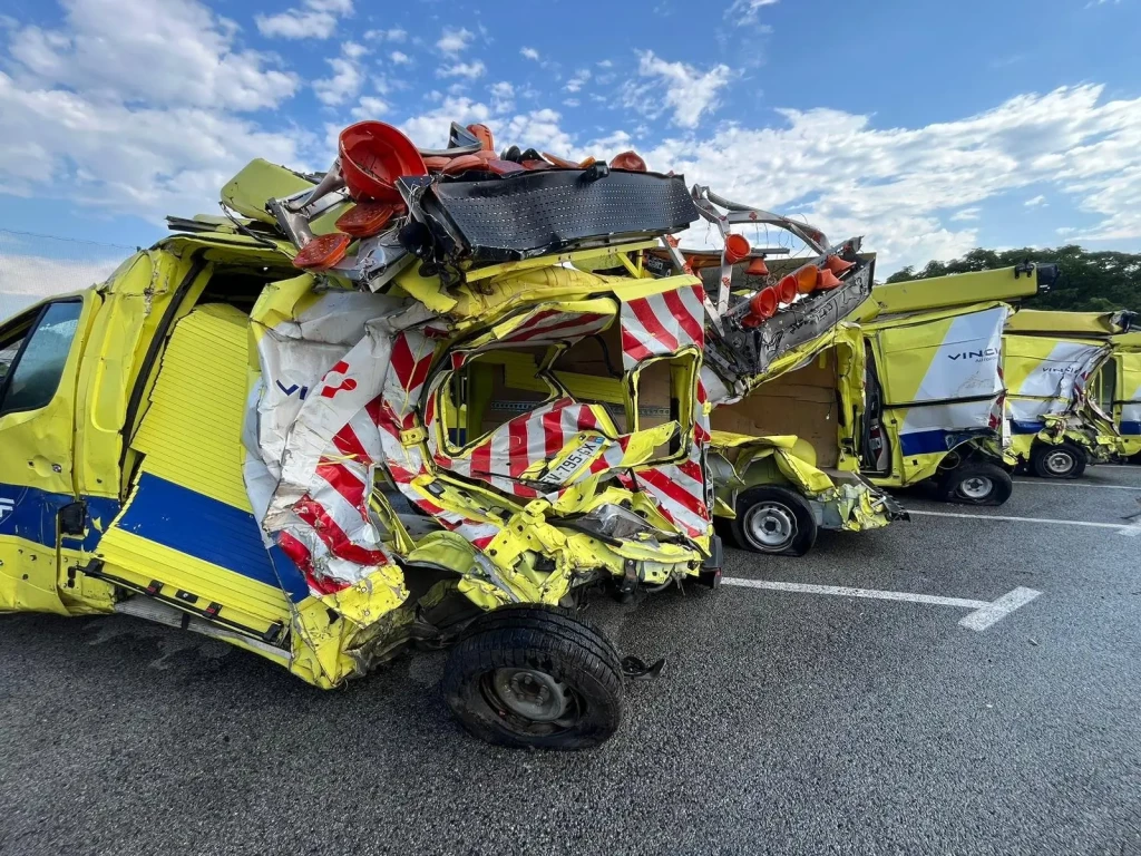 27 розбитих Renault Master розмістили вздовж траси - попередження від зіткнень