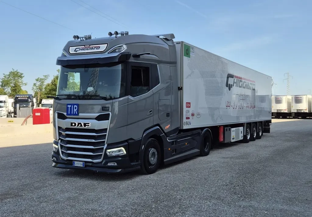Лімітований DAF XG+ "PT999" з напівпричепом із трьома холодильними агрегатами