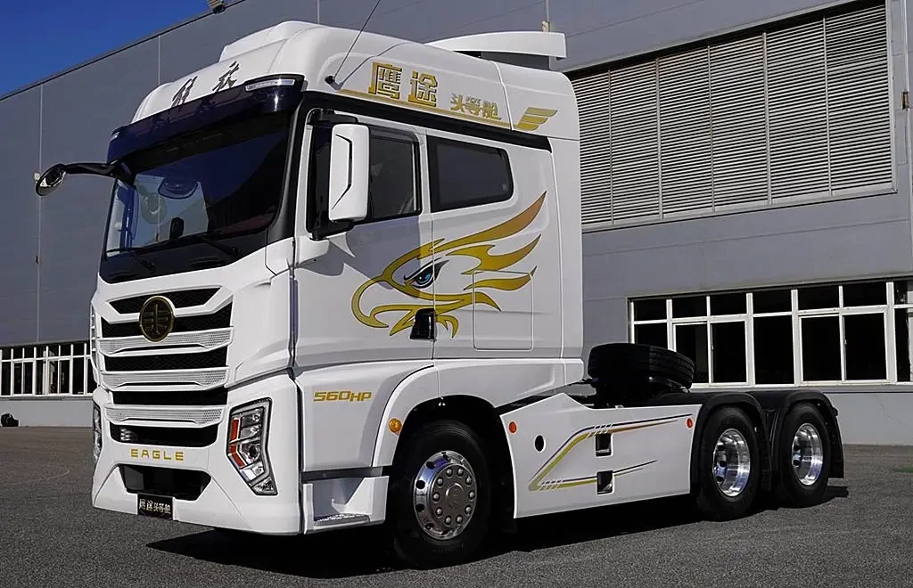 Китайський тягач з душем та диваном на шведській виставці Elmia Truckshow